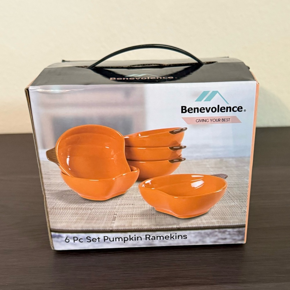 NEVER BEEN USED 6 PIECE SET PUMPKIN RAMEKINS. 🎃